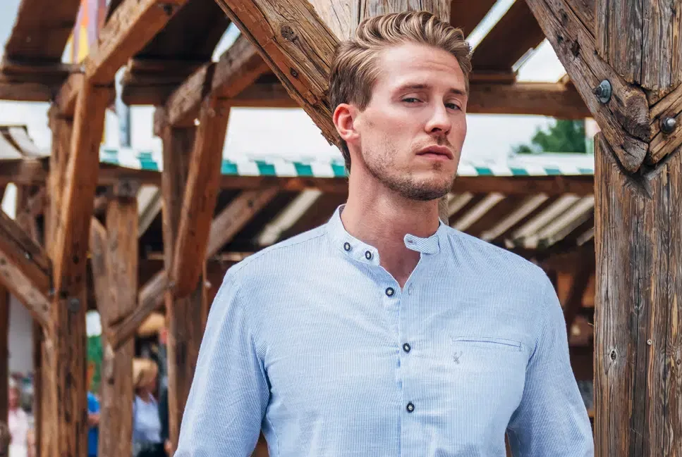 Junger Mann mit Hemd in der schweiz