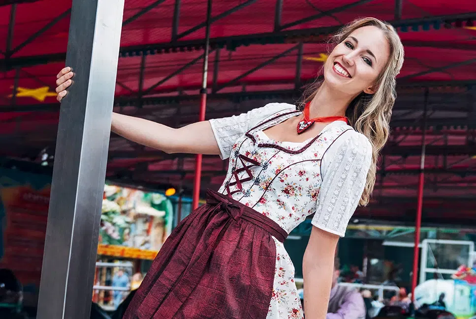 Junge Frau im traditionellen Dirndl – Trachtenmode aus Zürich, Landhausmode-Shop Schweiz