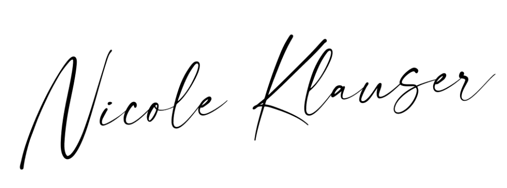 Das Bild zeigt den handgeschriebenen Schriftzug Nicole Klauser in eleganter, kursiver schwarzer Schrift auf weißem Hintergrund und erinnert an den zeitlosen Charme, der oft mit Landhausmode assoziiert wird.