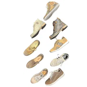 Neun verschiedene Arten von braunen und grauen Herren Freizeitschuhen und -stiefeln, die vertikal auf einem weißen Hintergrund angeordnet sind.