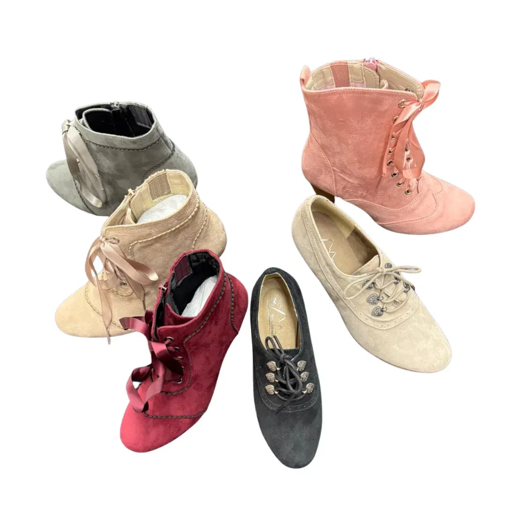 Eine Sammlung von fünf Paar Damen-Schnürschuhen und -Stiefeln in verschiedenen Farben: grau, rosa, beige, rot und schwarz, angeordnet auf weißem Hintergrund.