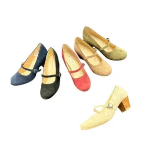 Fünf Paar Mary-Jane-Schuhe für Damen in den Farben Blau, Schwarz, Rot, Beige und Olivgrün sowie ein beiges Paar mit einem klobigen Holzabsatz, alle auf weißem Hintergrund.