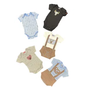 Fünf Baby-Strampler sind auf einem weißen Hintergrund angeordnet, jeder mit unterschiedlichen Mustern und Designs, einschließlich Streifen, Tieren und vorgetäuschten Hosenträgern in den Farben Blau, Grau, Braun, Schwarz und Weiß.