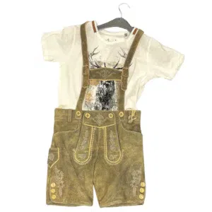Ein Kinderoutfit mit einem weißen T-Shirt mit Hirschaufdruck, gepaart mit einer braunen Lederhose mit aufgestickten Details und angebrachten Hosenträgern, dargestellt auf einem Kleiderbügel vor einem weißen Hintergrund.
