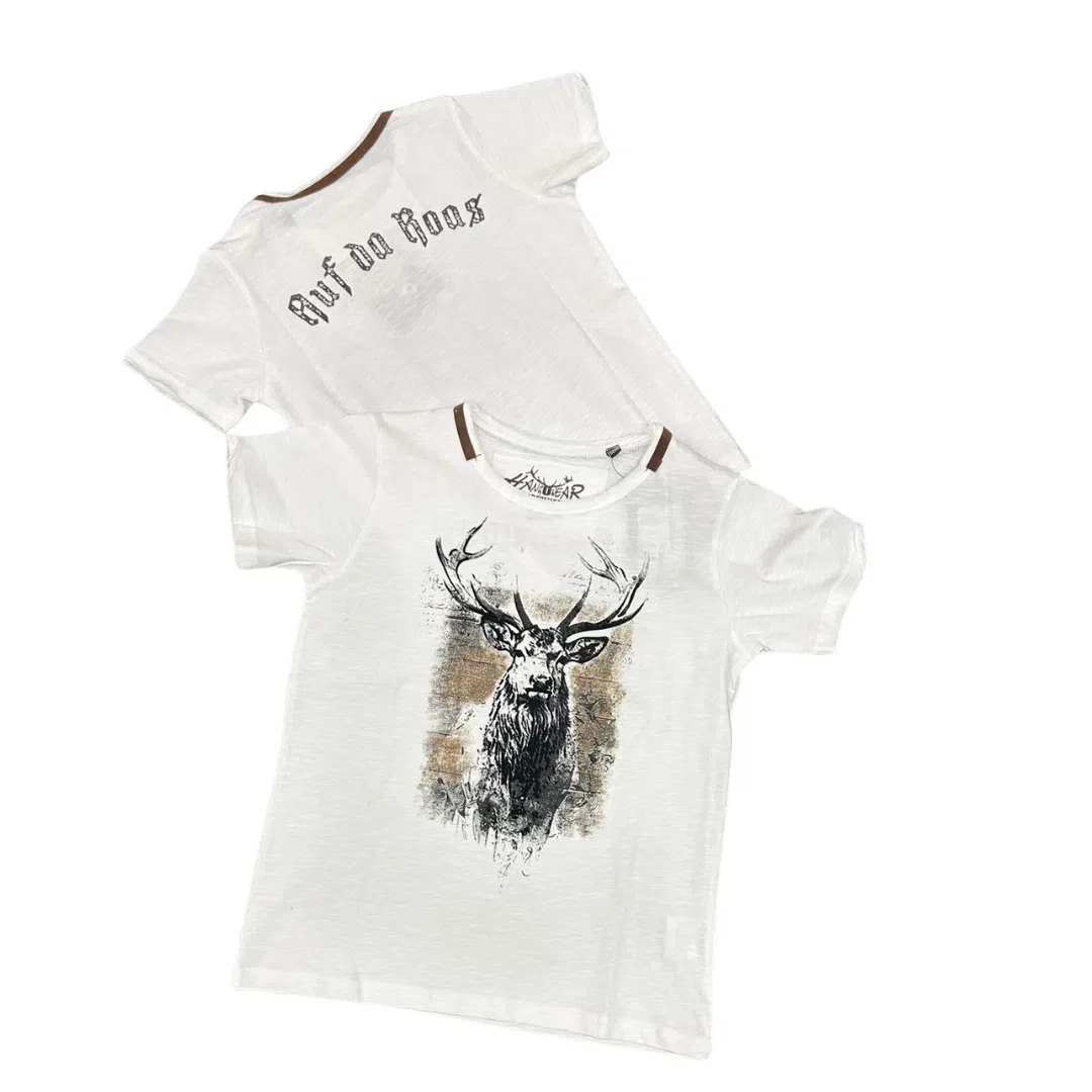 Es werden zwei weiße T-Shirts gezeigt. Eines zeigt auf der Vorderseite eine detaillierte schwarz-braune Grafik eines Hirschkopfes, das andere zeigt die Rückseite mit dem Schriftzug Ruf du Bois in einer stilisierten Schriftart in der Nähe des Kragens.