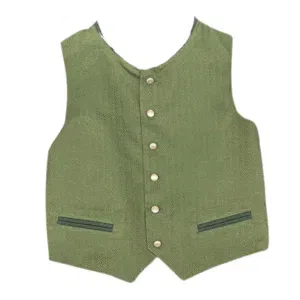 Eine ärmellose, hellgrüne Weste mit dezentem Fischgrätenmuster, sieben hellen Knöpfen auf der Vorderseite und zwei horizontalen Schlitztaschen.