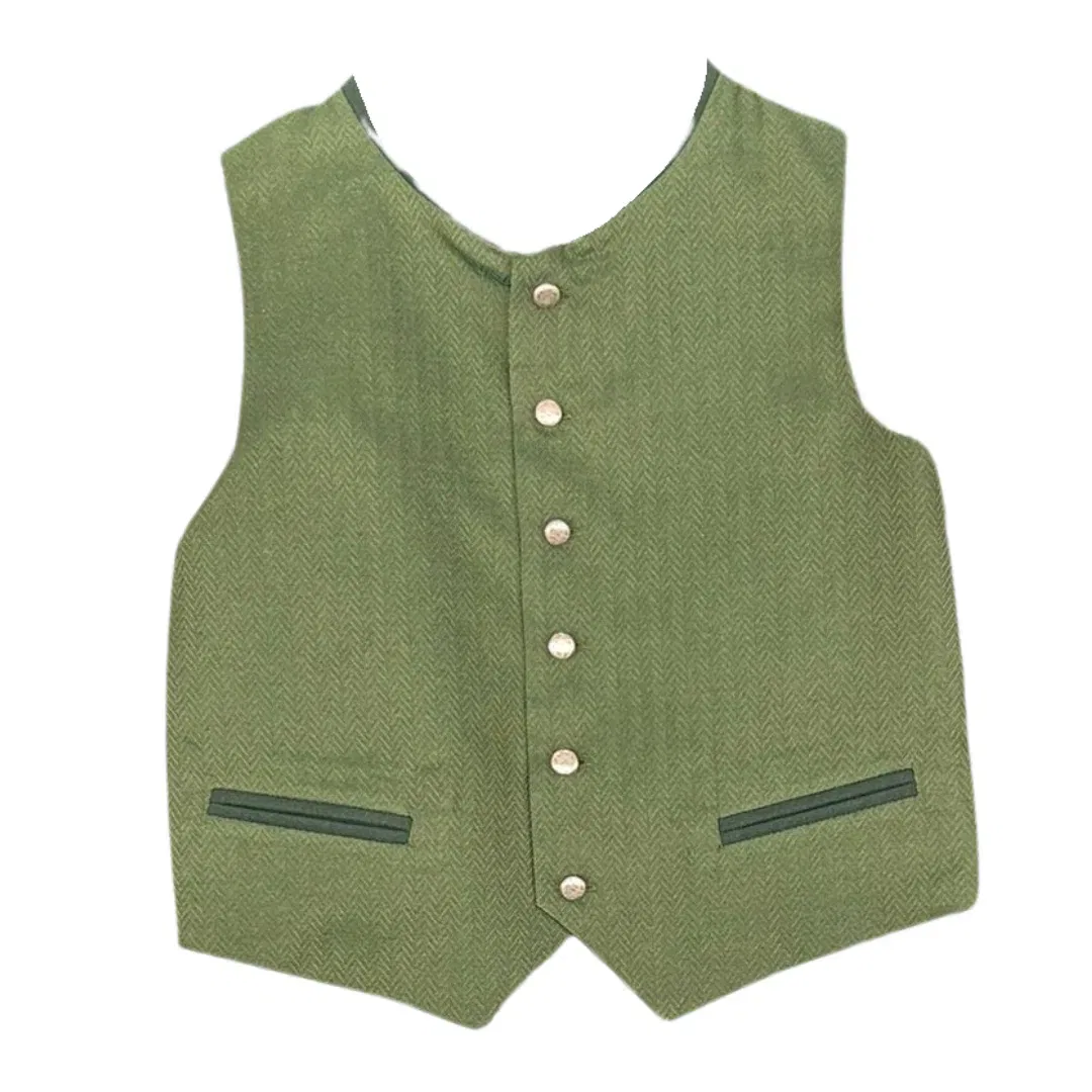 Eine ärmellose, hellgrüne Weste mit dezentem Fischgrätenmuster, sieben hellen Knöpfen auf der Vorderseite und zwei horizontalen Schlitztaschen.