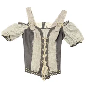 Kurzärmeliges Korsett-Top im Vintage-Stil mit gestreiften Puffärmeln, breiten Schulterträgern mit Zierschnallen und einer Schnürung auf der Vorderseite aus beigem und grauem Stoff. Der Rücken wird mit einem Reißverschluss geschlossen.