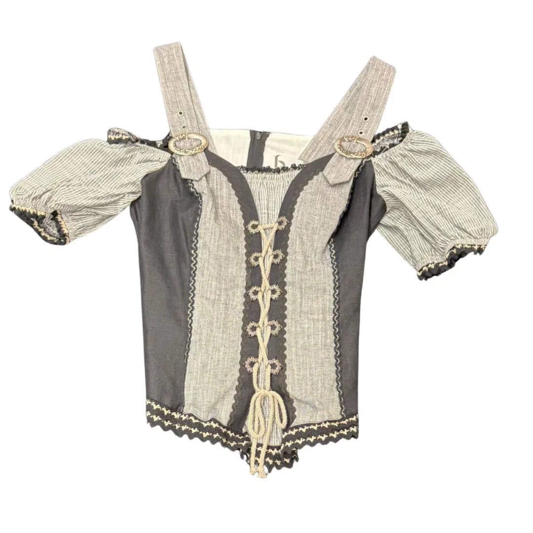 Kurzärmeliges Korsett-Top im Vintage-Stil mit gestreiften Puffärmeln, breiten Schulterträgern mit Zierschnallen und einer Schnürung auf der Vorderseite aus beigem und grauem Stoff. Der Rücken wird mit einem Reißverschluss geschlossen.
