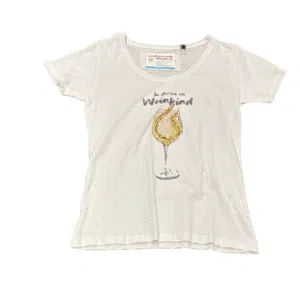 Weißes Kurzarm-T-Shirt mit V-Ausschnitt und der Grafik eines Weinglases mit goldenen Akzenten und dem Schriftzug 