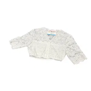 Weiße Strickjacke aus Spitze mit Blumenmuster, langen Ärmeln, Wellenkanten und Knöpfen an der Vorderseite auf weißem Hintergrund.