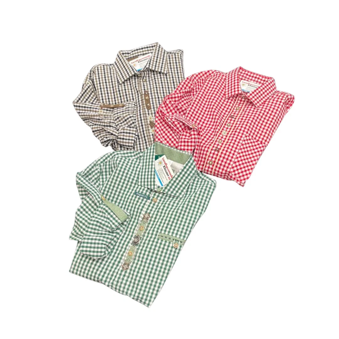 Drei gefaltete langärmelige Hemden mit Karomustern in Braun, Rot und Grün sind auf einem weißen Hintergrund angeordnet. Jedes Hemd hat einen Kragen und Knöpfe auf der Vorderseite.
