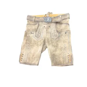 Traditionelle bayerische Lederhosen mit dekorativen Stickereien, silbernen Knöpfen und einem detaillierten Gürtel mit Metallschnalle auf weißem Hintergrund.