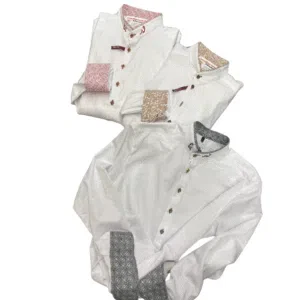Drei gefaltete weiße Hemden mit gemusterten Innenkragen und Manschetten in Rosa, Beige und Grau auf weißem Hintergrund.