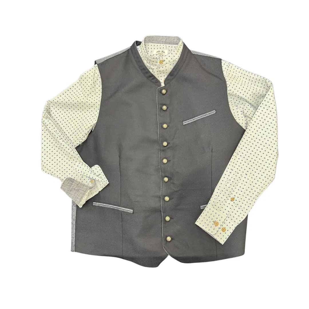 Ein cremefarbenes, langärmeliges Hemd mit dezentem schwarzem Punktmuster wird mit einer grauen, ärmellosen Nehru-Jacke mit Mandarinenkragen und Zierknöpfen kombiniert.