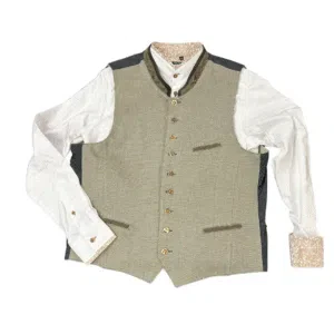 Eine traditionelle Weste über einem weißen, langärmeligen Hemd mit dekorativen, gemusterten Akzenten am Kragen und an den Manschetten, dargestellt auf weißem Hintergrund.