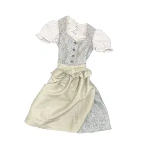 Ein traditionelles Dirndlkleid für Mädchen mit weißer Puffärmel-Bluse, gemustertem blau-grauem Mieder und einer hellbeigen Schürze, die in der Taille mit einer Schleife gebunden wird, dargestellt auf weißem Hintergrund.