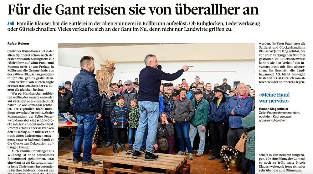 Zeitungsartikel über die Gant der Familie Klauser – Auktion von Kuhglocken, Lederwerkzeug und Trachtenmode in Zell, Landhausmode-Shop Zürich