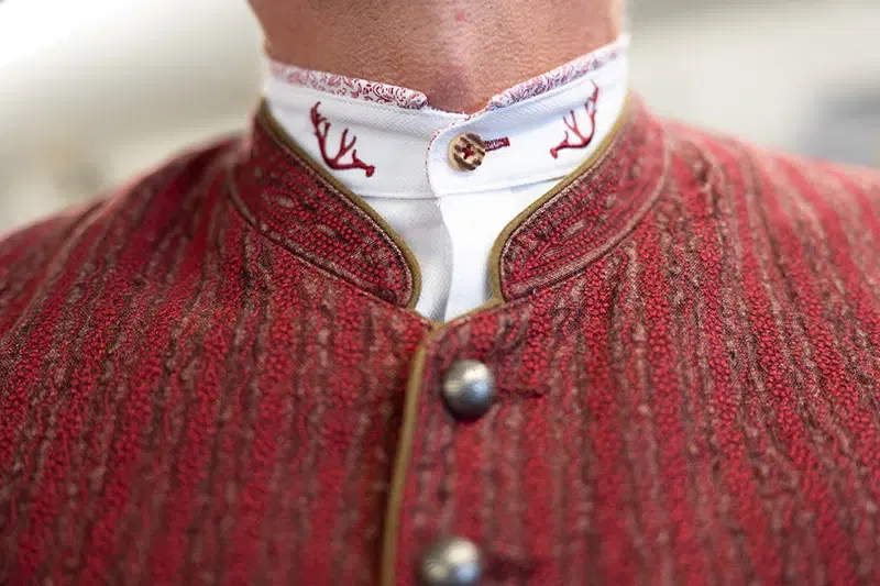 Detailaufnahme Herren-Trachtenjacke mit Stehkragen und besticktem Trachtenhemd – Landhausmode-Shop Zürich, traditionelle Trachtenmode Schweiz