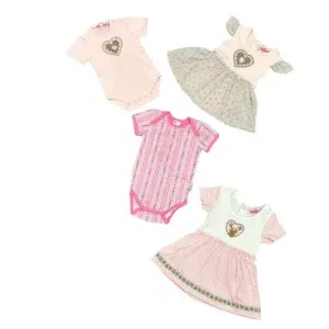 Vier Baby-Outfits werden gezeigt: zwei rosa Strampler mit dekorativen Mustern und zwei kurzärmelige Kleider mit Herz- und Blumenmustern in pastellfarbenen Rosa-, Grün- und Weißtönen.