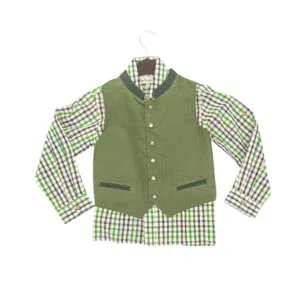 Grün kariertes langärmeliges Hemd mit einer geknöpften salbeigrünen Weste darüber, auf einem Bügel vor weißem Hintergrund ausgestellt.