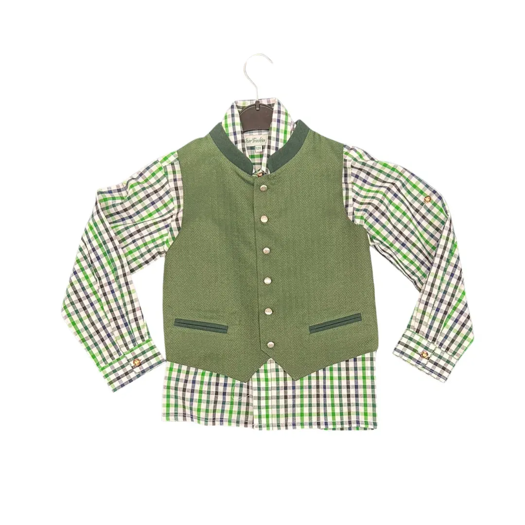 Grün kariertes langärmeliges Hemd mit einer geknöpften salbeigrünen Weste darüber, auf einem Bügel vor weißem Hintergrund ausgestellt.