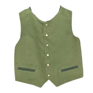 Eine ärmellose, hellgrüne Weste mit dezentem Fischgrätenmuster, sieben hellen Knöpfen auf der Vorderseite und zwei horizontalen Schlitztaschen.