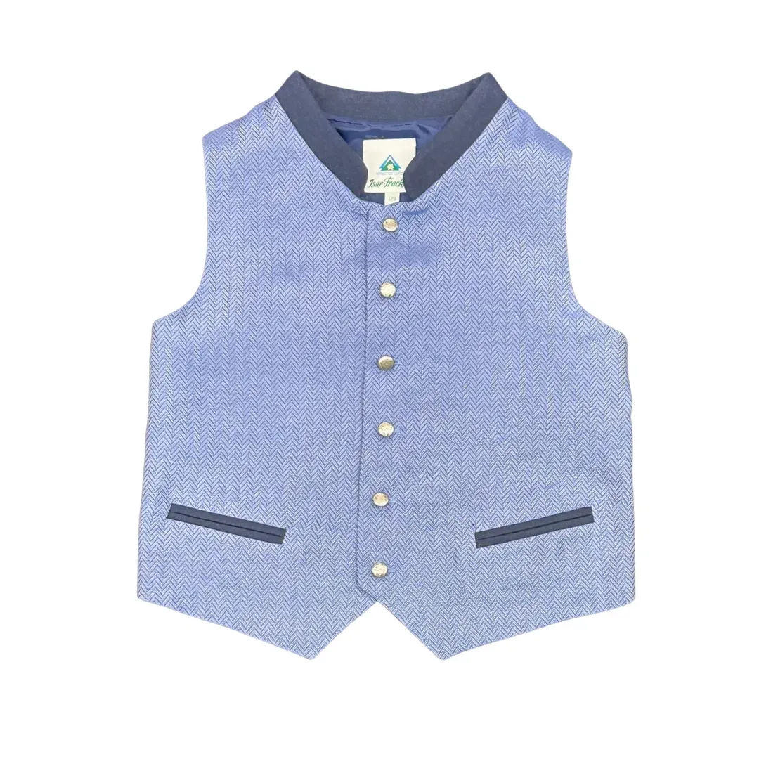 Hellblaue, ärmellose Weste mit dezentem Fischgrätenmuster, goldenen Knöpfen, zwei Vordertaschen mit dunklem Besatz und einem dunklen Kragen auf weißem Grund.