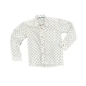 Das Isar Hemd in Hellblau ist ein weißes, langärmeliges Hemd mit einem hellblauen und grauen, geometrischen Aufdruck, einer Brusttasche und braunen Knöpfen, flach auf weißem Grund.