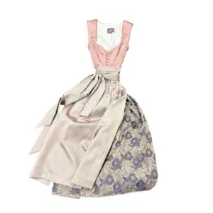 Ein traditionelles Dirndlkleid mit blassrosa Mieder, passender Schärpe und einem Rock mit Blumenmuster in Lila-, Grün- und Cremetönen, flach auf weißem Grund.