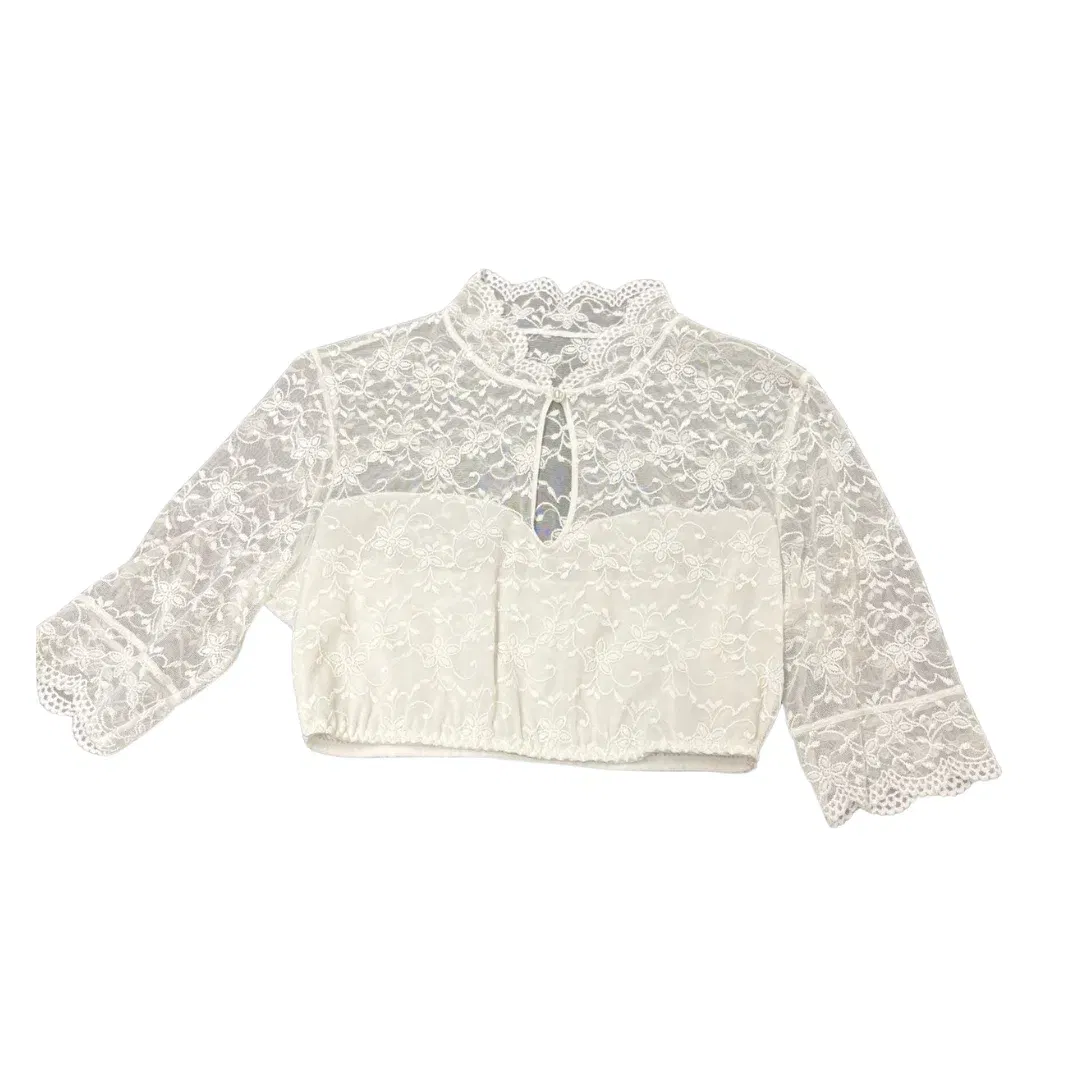 Weißes Crop-Top aus Spitze mit Dreiviertel-Ärmeln, hohem Wellenausschnitt, kleinem Schlüsselloch auf der Vorderseite und floralen Spitzendetails. Der Saum und die Bündchen sind mit dekorativer Spitze besetzt.