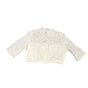 Weiße Spitzenbluse mit Dreiviertel-Ärmeln und komplizierten Blumenmustern auf weißem Grund.