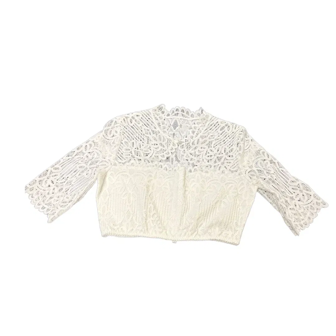 Weiße Spitzenbluse mit Dreiviertel-Ärmeln und komplizierten Blumenmustern auf weißem Grund.