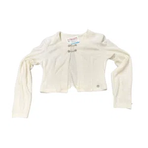 Langärmelige, cremefarbene Strickjacke mit strukturiertem Stoff, Verschluss auf der Vorderseite und einem kleinen runden Logoaufnäher am Saum auf weißem Hintergrund.