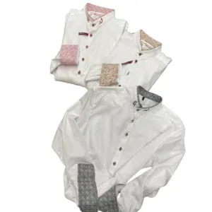 Drei gefaltete weiße Hemden mit gemusterten Innenkragen und Manschetten in Rosa, Beige und Grau auf weißem Hintergrund.