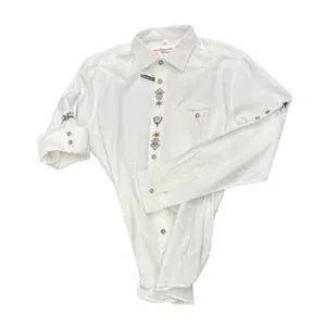 Ein langärmeliges weißes Westernhemd mit dekorativen Stickereien entlang der Knopfleiste und an den Manschetten, die auf einem einfarbig weißen Hintergrund dargestellt sind.