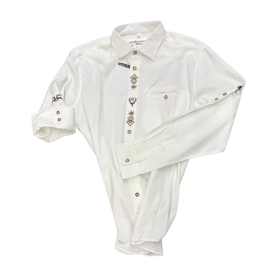 Ein langärmeliges weißes Westernhemd mit dekorativen Stickereien entlang der Knopfleiste und an den Manschetten, die auf einem einfarbig weißen Hintergrund dargestellt sind.