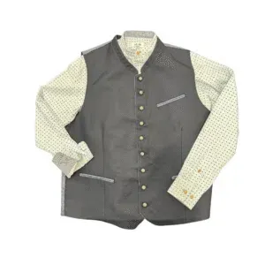 Ein cremefarbenes, langärmeliges Hemd mit dezentem schwarzem Punktmuster wird mit einer grauen, ärmellosen Nehru-Jacke mit Mandarinenkragen und Zierknöpfen kombiniert.