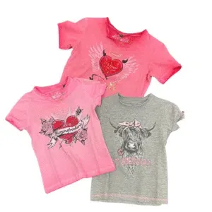 Es sind drei Kinder-T-Shirts abgebildet: zwei rosa T-Shirts mit Herz- und Blumenmotiven und ein graues T-Shirt mit einem aufgedruckten Tiergesicht und Blumen. Alle T-Shirts haben kurze Ärmel und liegen flach auf einem weißen Hintergrund.