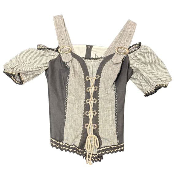 Kurzärmeliges Korsett-Top im Vintage-Stil mit gestreiften Puffärmeln, breiten Schulterträgern mit Zierschnallen und einer Schnürung auf der Vorderseite aus beigem und grauem Stoff. Der Rücken wird mit einem Reißverschluss geschlossen.