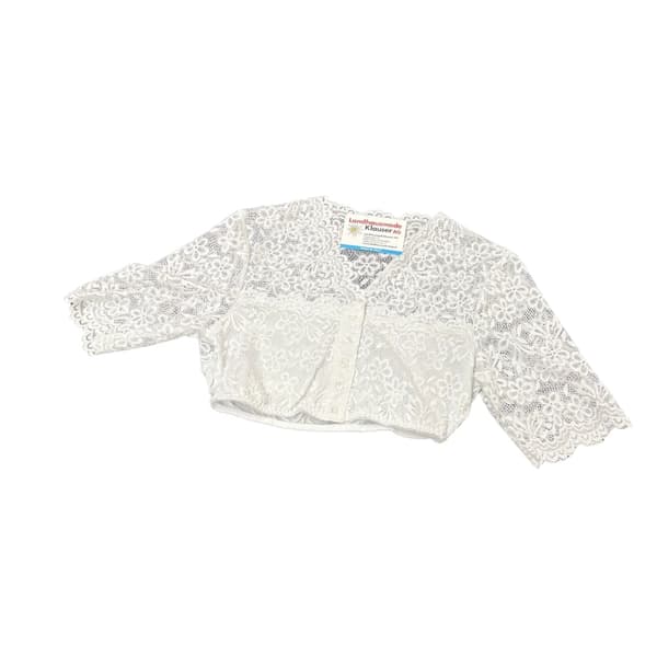 Weiße Strickjacke aus Spitze mit Blumenmuster, langen Ärmeln, Wellenkanten und Knöpfen an der Vorderseite auf weißem Hintergrund.